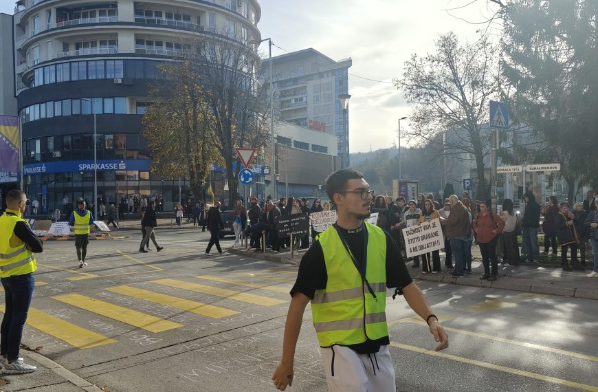 Građani se okupili ispred zgrade MUP-a TK: Poručili, dosta je šutnje! (Foto)