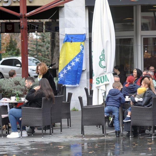 Praznična atmosfera u Tuzli: Građane iz domova izmamilo ugodno vrijeme (Foto)