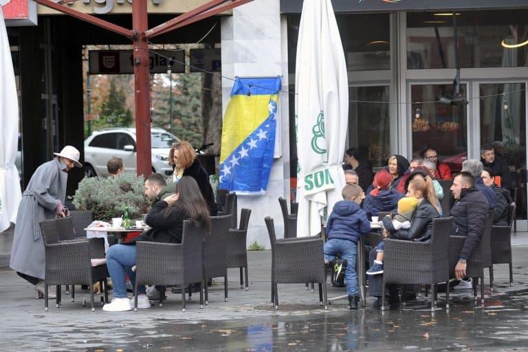 dan drzavnosti bih tuzlaci u setnji gradom zastave na objektima institucijama ugostiteljskim objektima