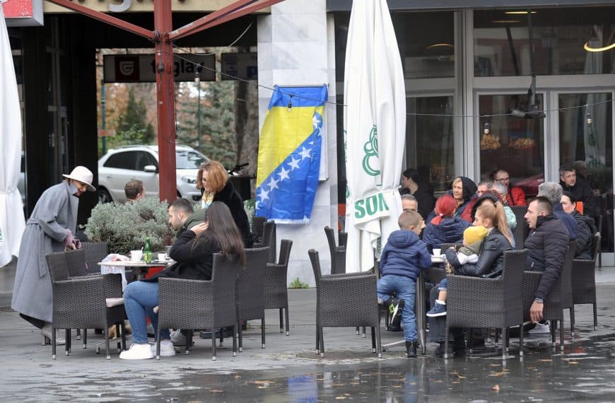 Praznična atmosfera u Tuzli: Građane iz domova izmamilo ugodno vrijeme (Foto)