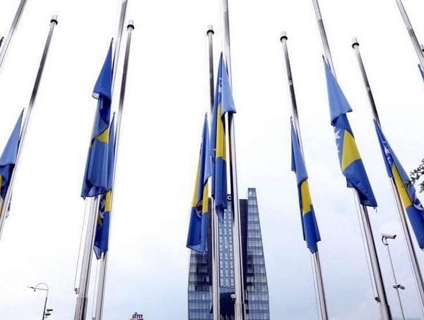 nakon tragedije u kojoj je 11 osoba izgbilo zivot u pozaru koji je zhavtaio dom penzionera u tuzli danas je proglasen dan zalosti u fbih i brcko distriktu