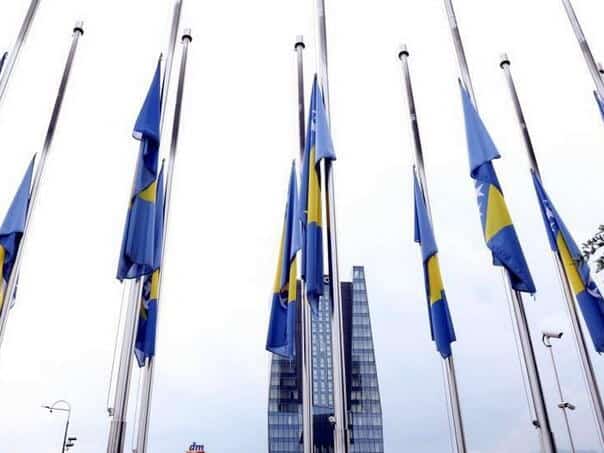 nakon tragedije u kojoj je 11 osoba izgbilo zivot u pozaru koji je zhavtaio dom penzionera u tuzli danas je proglasen dan zalosti u fbih i brcko distriktu