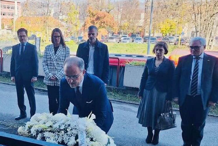 delegacija eu predvodjena luigi sorecaom posjetila je danas tuzlanski kanton izmedju ostalog odali su pocast zrtvama stradalim u pozaru u domu penzionera u tuzli