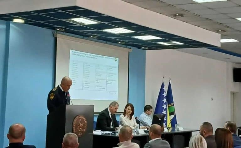 direktor uprave policije mupa tk dzevad korman na sjednici sjupstine tk iznio detalje o istragama za trgovinu ljudima i pozar u domu penzionera tuzla