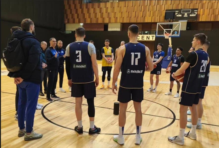 muska kosarkaska reprezentacija veceras u turskoj utakmicom protiv domace selekcije zapocinje kvalifikacije za sp debituje novi selektor dario gjergja