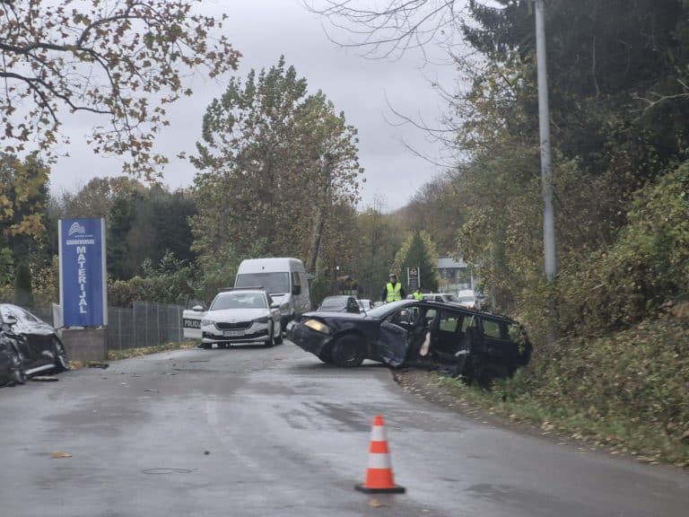 na putu tuzla husino u ulici zvonka cerica doslo je do teze saobracajne nesrece u kojoj su ucetvovala dva automobila na kojima je pricinjena veca materijalna steta za sada nema informacija o povrijedjenim a saobracaj je u potpunosti obustavljen