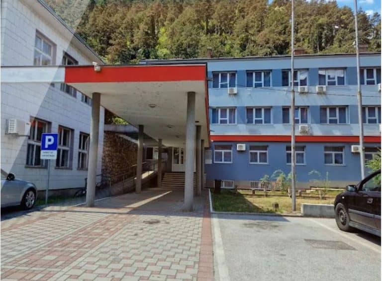 okruzni sud u zvorniku osudio policajce na novcane kazne zbog premlacivanja maloljetnika u osmacima