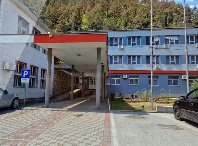 okruzni sud u zvorniku osudio policajce na novcane kazne zbog premlacivanja maloljetnika u osmacima