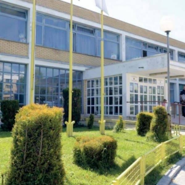 roditelji ucenika 8 -3 razreda osnovne skole osman nuri hadzic u dobrinji u sarajevu bojkotuju nastavu radi nasilne ucenice koja prijeti nasilnim ponasanjem