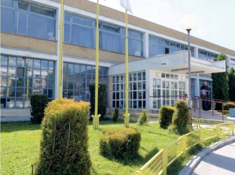 roditelji ucenika 8 -3 razreda osnovne skole osman nuri hadzic u dobrinji u sarajevu bojkotuju nastavu radi nasilne ucenice koja prijeti nasilnim ponasanjem