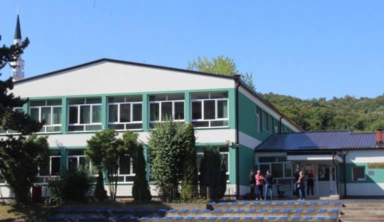 nastavnik koji iako ima psihicke probleme i dalje radi u os sapna prijetio ucenicima policija intervenisala te je prevezen na lijecenje u ukc tuzla