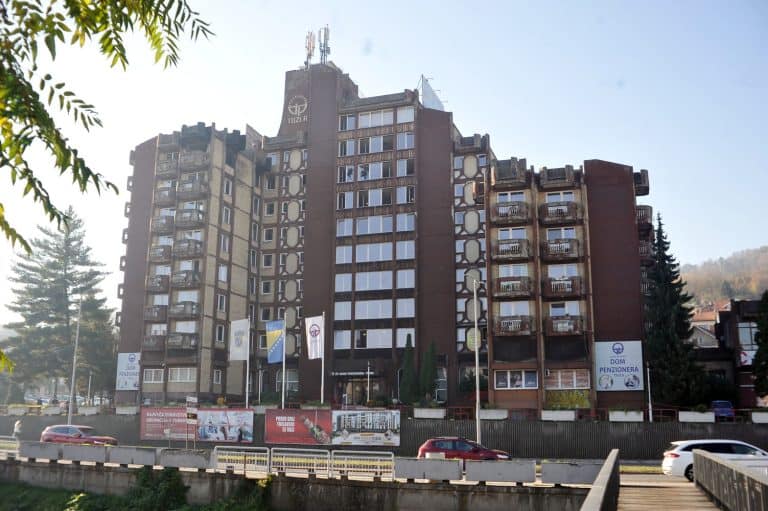 vlada tuzlanskog kantona donijela je odluku da sutra proglasi dan zalosti povodom tragedije u domu penzionera u tuzli