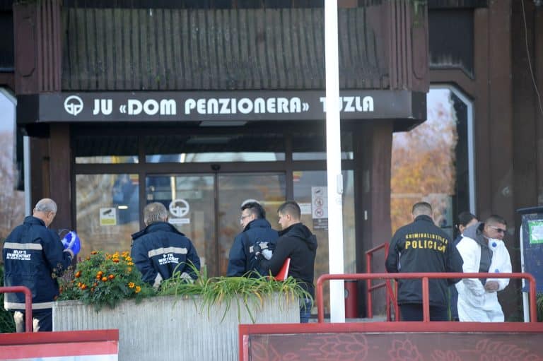 od ranih jutarnjih sati traje uvidjaj nakon sinocnjeg pozara u domu penzionera u tuzli