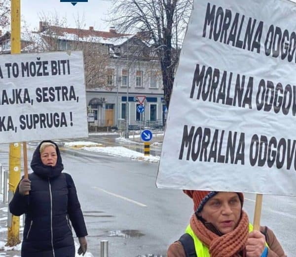 grupa gradjana i danas protestovala u tuzli trazeci odgovornost za trgovinu maloljetnicama i pozarom u domu penzionera