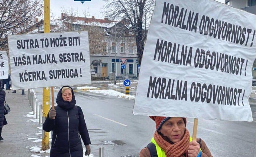 grupa gradjana i danas protestovala u tuzli trazeci odgovornost za trgovinu maloljetnicama i pozarom u domu penzionera