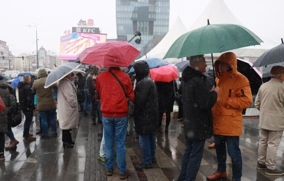 zaposlenici bhrt protetovali ispred parlamenta bih