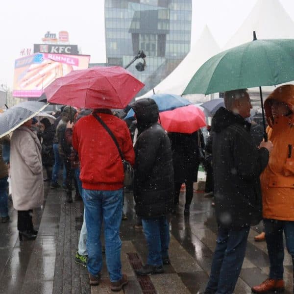 zaposlenici bhrt protetovali ispred parlamenta bih