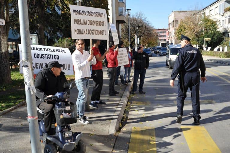 gradjani tuzle i danas su u 11 i 55 sati odrzali mirni protest ispred zgrade mup- tk povodom sokantnog slucaja navodjenja na prostituciju maloljetnica koje su bile pod nadzorom doma za nezbrinutu djecu
