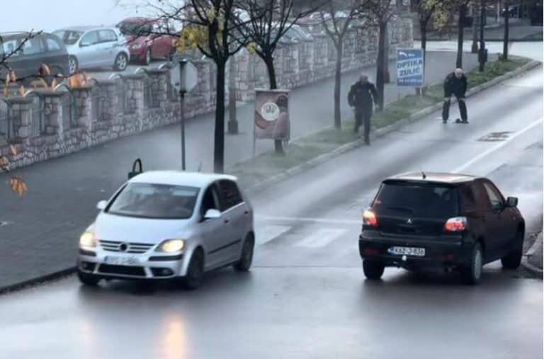 policajci su uzvratili vatrom na napad koji su razbojnici izveli na njih pri cemu je vjerovatno jedan od pljackasa izgubio zivot za ostalim se traga, pronadjeno je vozilo