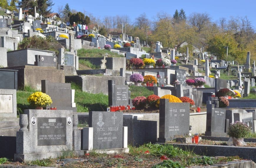 Blagdan Svih svetih na groblju Borić: Tuzlaci u molitvi i sjećanju na svoje najmilije (Foto)