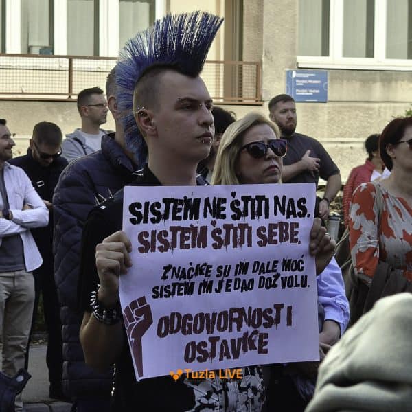 Protesti, Tuzla, mlaoljetnice, policajci