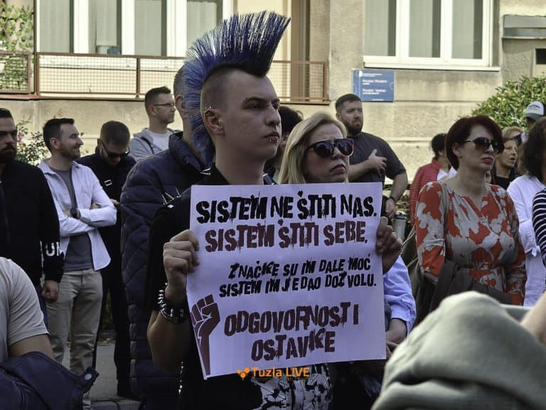Protesti, Tuzla, mlaoljetnice, policajci