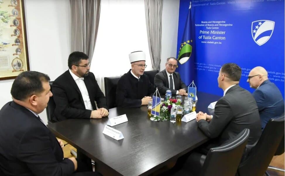 sporazum o osnivanju instituta za drustvena i religijska istrazivanja u tuzli potpisali su irfan halilagic u ime vlade tk i i muftija tuzlanski Vahid-ef. Fazlović u ime rijaseta islamske zajednice u bih