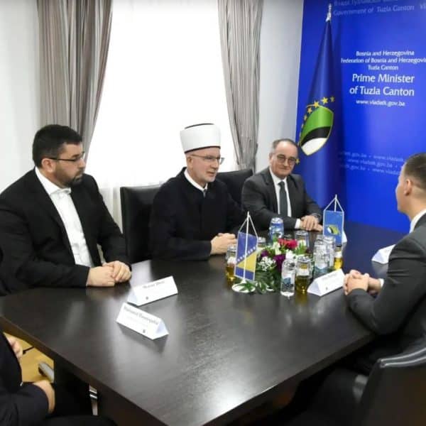 sporazum o osnivanju instituta za drustvena i religijska istrazivanja u tuzli potpisali su irfan halilagic u ime vlade tk i i muftija tuzlanski Vahid-ef. Fazlović u ime rijaseta islamske zajednice u bih