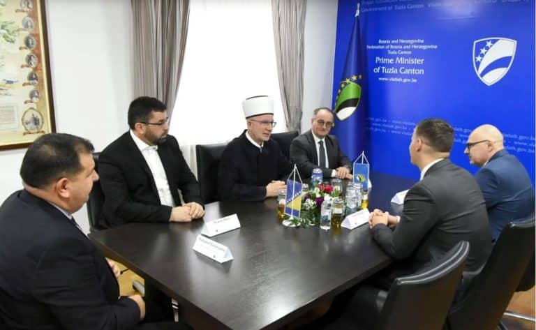 sporazum o osnivanju instituta za drustvena i religijska istrazivanja u tuzli potpisali su irfan halilagic u ime vlade tk i i muftija tuzlanski Vahid-ef. Fazlović u ime rijaseta islamske zajednice u bih