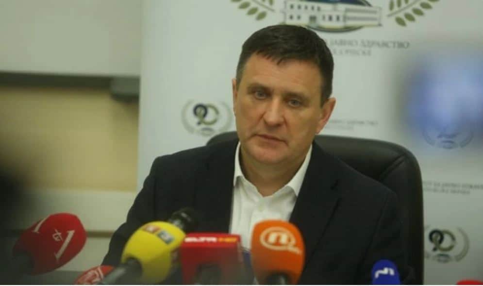 vlado djajioc sada vec bivsi direktor ukc rs smjenjen je i sa svih funkcija u snsd-u nakon snimka u kojem sa kriminalnom odobom preuzima droguz