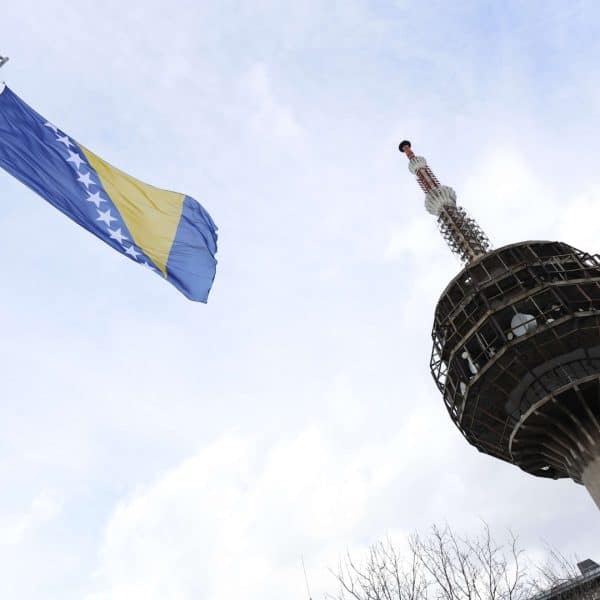 tradicionalno podizanje zastave bih na brdu hum kod sarajeva povodom dana drzavnosti