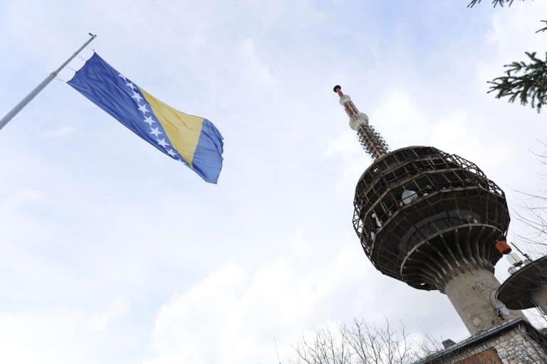 tradicionalno podizanje zastave bih na brdu hum kod sarajeva povodom dana drzavnosti