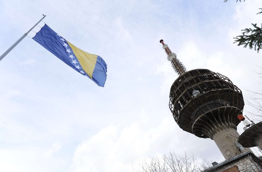 Tradicija se nastavlja: Povodom Dana državnosti na brdu Hum zavijorila se zastava BiH