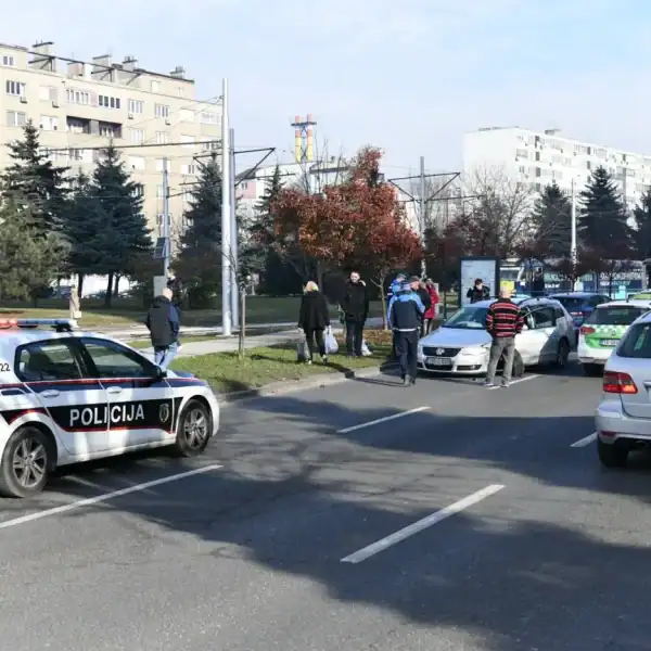 Haos u Sarajevu: Vozač Passata vozio suprotnim smjerom i preko trotoara