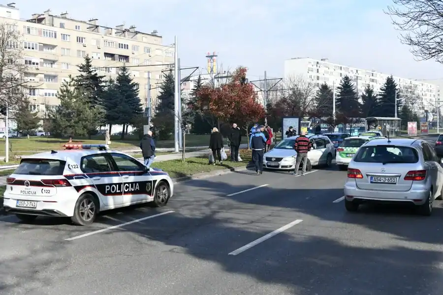 Haos u Sarajevu: Vozač Passata vozio suprotnim smjerom i preko trotoara