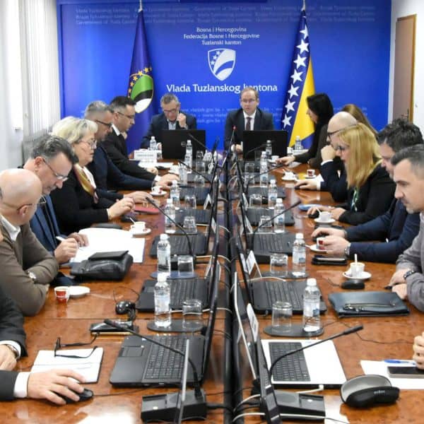 u tuzli je danas odrzana vanredna sjednica vlade tk usvojena odluka o zaduzuvanju i usmjeravanju sredstava na kapitalne projekte u kantonu