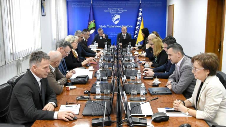 u tuzli je danas odrzana vanredna sjednica vlade tk usvojena odluka o zaduzuvanju i usmjeravanju sredstava na kapitalne projekte u kantonu