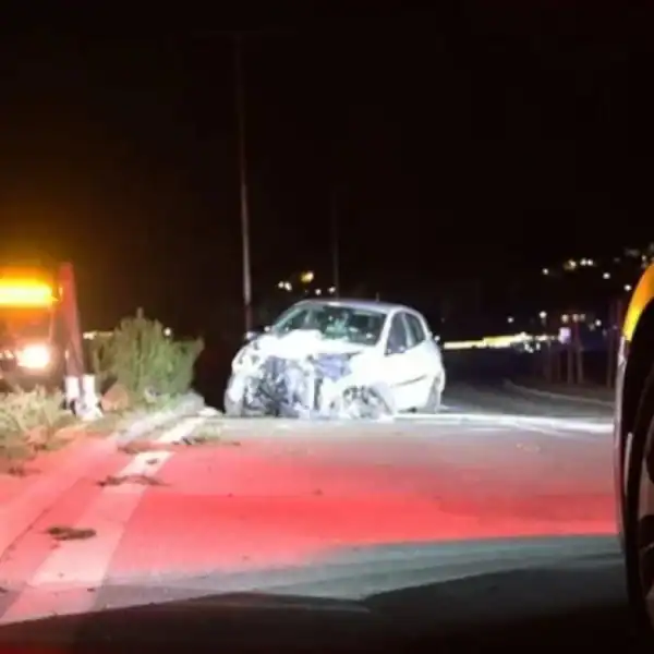 Autom prepolovio banderu, vozač prevezen u bolnicu