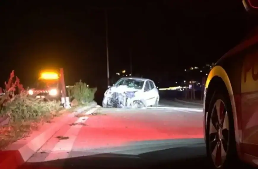 Autom prepolovio banderu, vozač prevezen u bolnicu