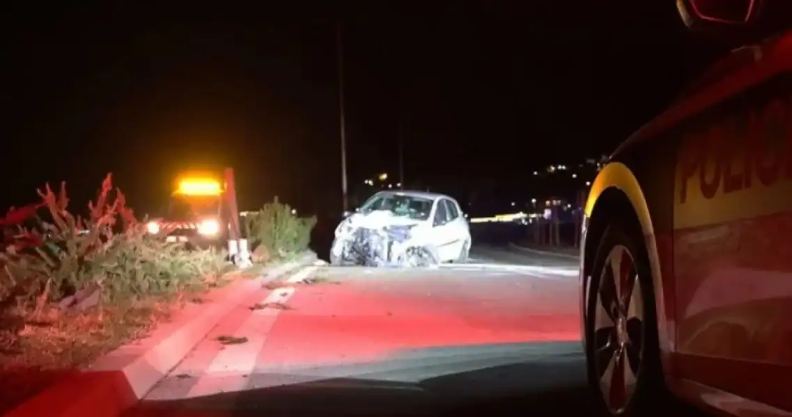 Autom prepolovio banderu, vozač prevezen u bolnicu