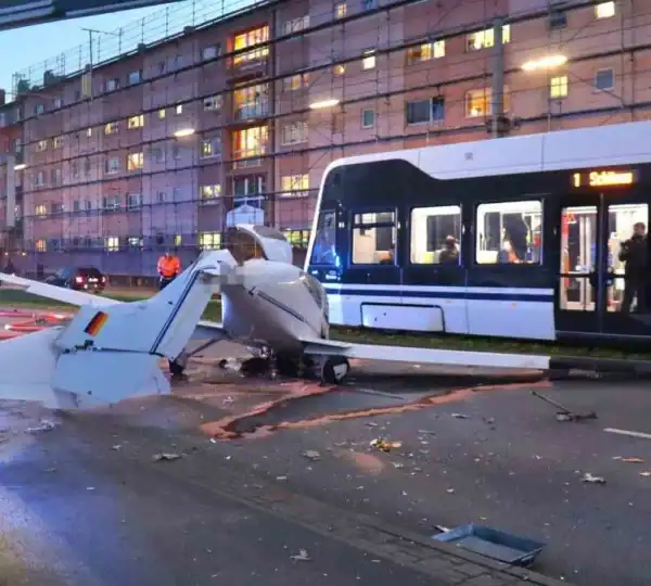 Avion prinudno sletio usred grada u Njemačkoj