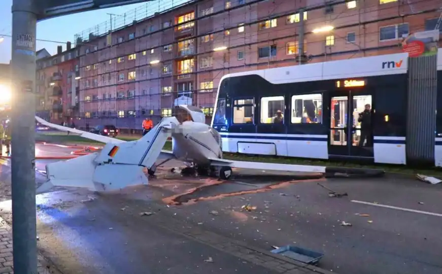 Avion prinudno sletio usred grada u Njemačkoj
