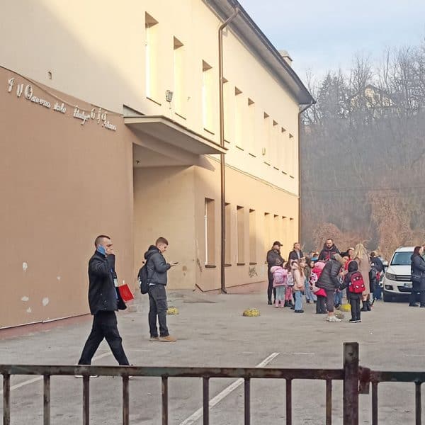 u velikoj vecini skola na podrucju tk dojavljeno da su postavljene bombe problem isti i sirom drzave bih obustavljena nastava u prvoj smjeni