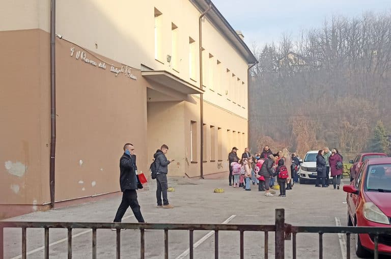 u velikoj vecini skola na podrucju tk dojavljeno da su postavljene bombe problem isti i sirom drzave bih obustavljena nastava u prvoj smjeni