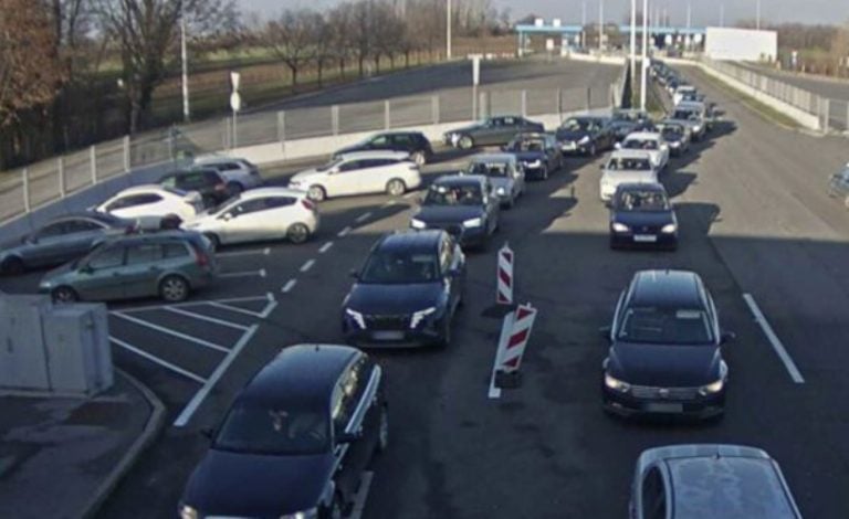 na pokjedinim granicnim prelazia bih i hrvatske formirane su duge kolone vozila i ceka se duze na prelazak granice