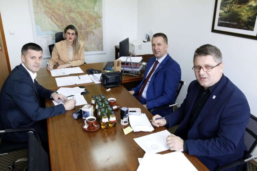 ministrica prostornog uredjenja i zastite okolice u vladi tk anela ajsic potpisala je ugovore sa gradonacelnicima kladnja, zivinica i gracanice za infrastrukturne i ekoloske projekte