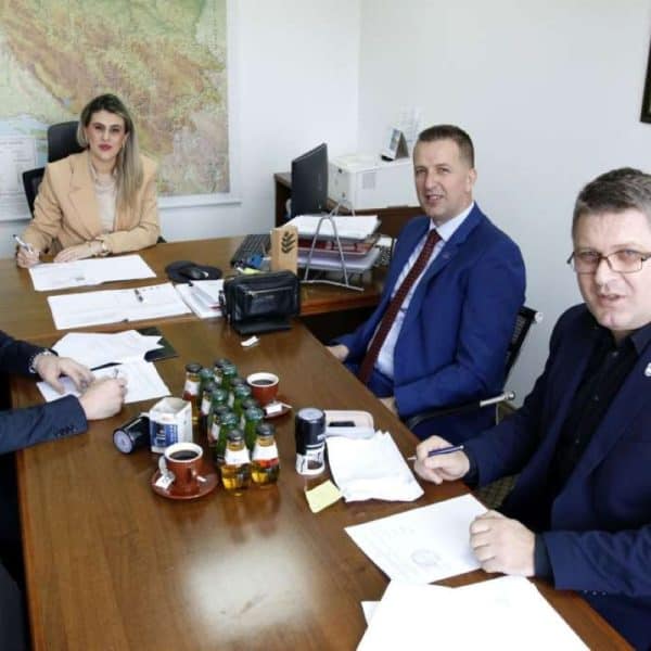 ministrica prostornog uredjenja i zastite okolice u vladi tk anela ajsic potpisala je ugovore sa gradonacelnicima kladnja, zivinica i gracanice za infrastrukturne i ekoloske projekte