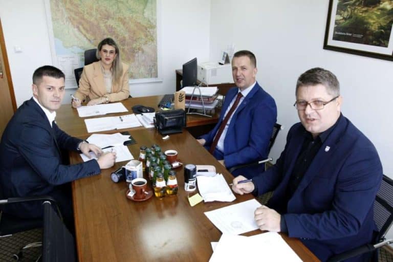 ministrica prostornog uredjenja i zastite okolice u vladi tk anela ajsic potpisala je ugovore sa gradonacelnicima kladnja, zivinica i gracanice za infrastrukturne i ekoloske projekte