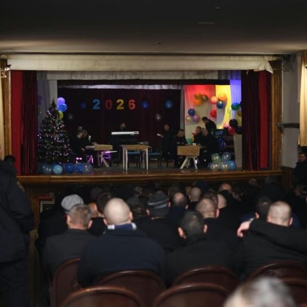 osudjenici u kpz zenica uz pomoc uposlenika zavoda i dramskog pedagoga uprilicili tradicionalnu novogodisnju predstavu