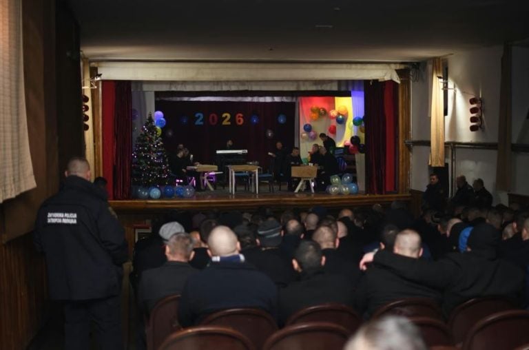 osudjenici u kpz zenica uz pomoc uposlenika zavoda i dramskog pedagoga uprilicili tradicionalnu novogodisnju predstavu